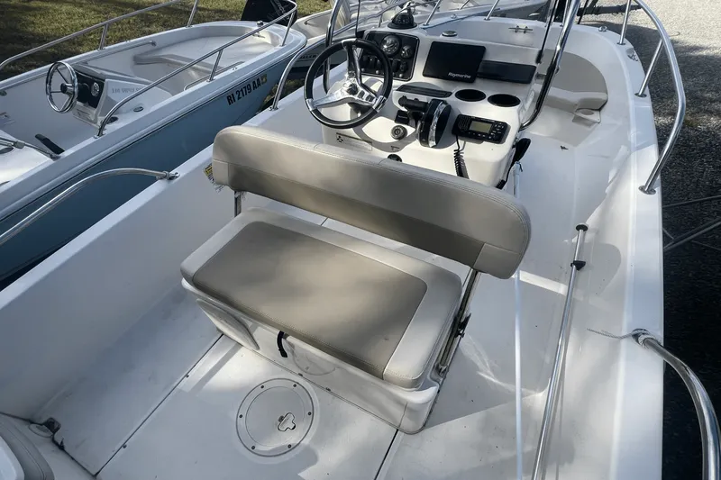Slide: The Image of Boston Whaler 170 DAUNTLESS 2019 - 11