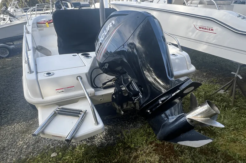Slide: The Image of Boston Whaler 170 DAUNTLESS 2019 - 15