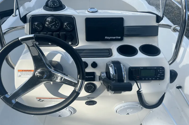 Slide: The Image of Boston Whaler 170 DAUNTLESS 2019 - 8