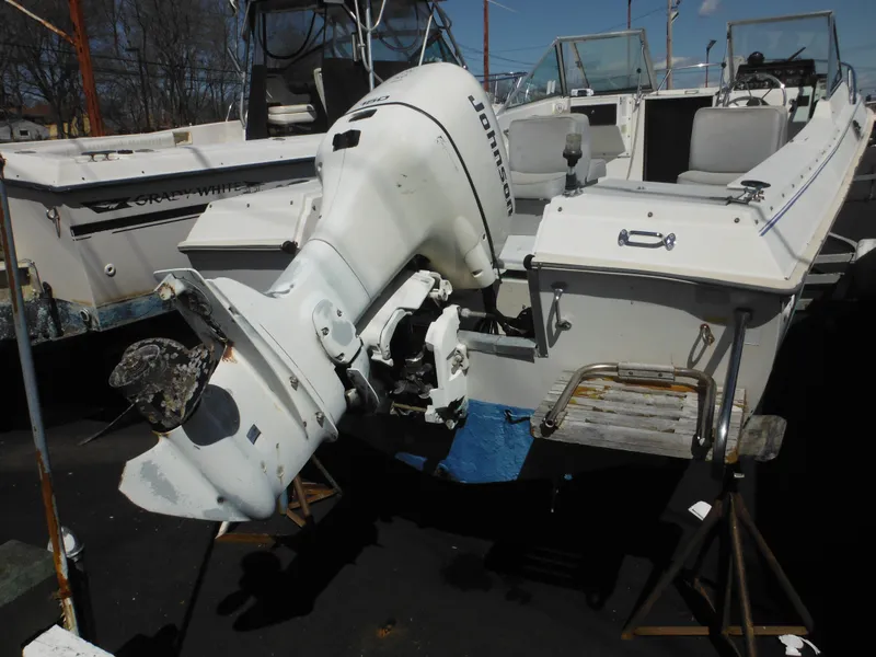 Slide: The Image of 1989 Wellcraft V20 Steplift boat with outboard motor, displayed on stands. - 3