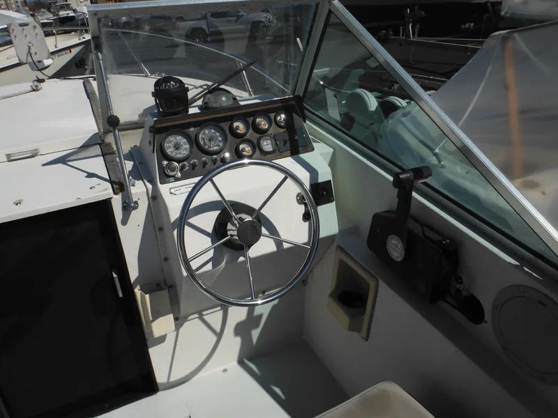 Slide: The Image of 1989 Wellcraft V20 Steplift boat cockpit with steering wheel and instrument panel. - 9