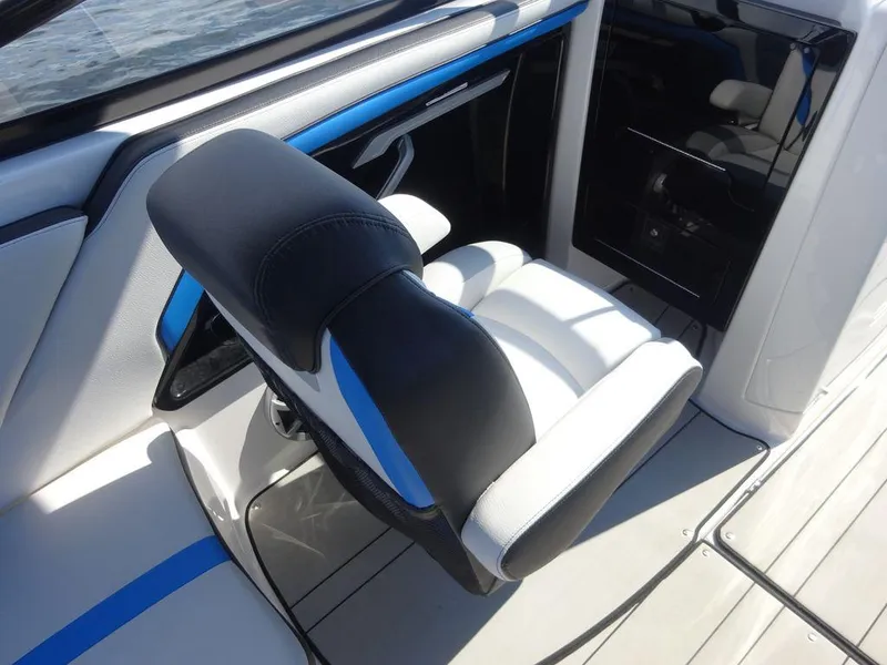 Slide: The Image of Captain's chair on a 2020 Yamaha Boats 242 X, white and blue upholstery. - 15