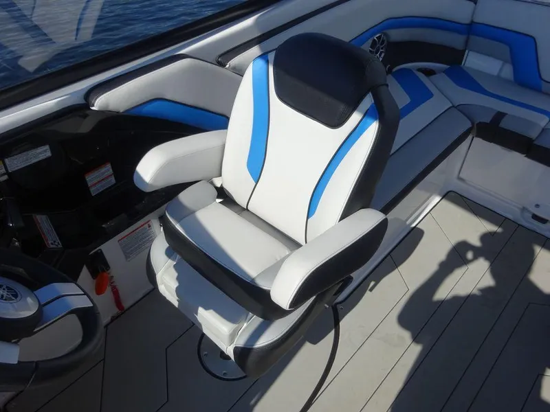 Slide: The Image of Captain's seat on a 2020 Yamaha Boats 242 X, featuring blue and white upholstery. - 5