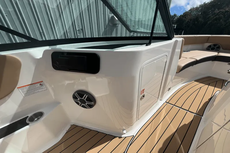 Slide: The Image of Sea Ray SDX 230 Outboard 2026 - 15