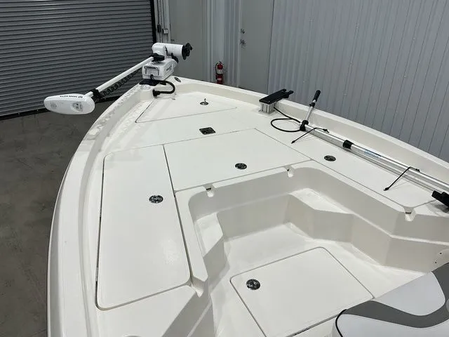 Slide: The Image of Skeeter SX230 2023 - 11