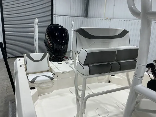 Slide: The Image of Skeeter SX230 2023 - 12