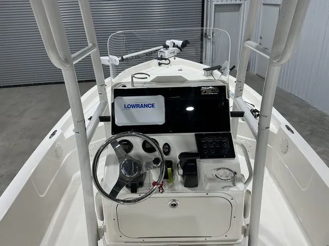 Slide: The Image of Skeeter SX230 2023 - 19