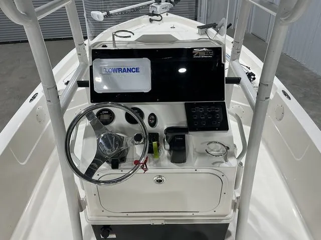 Slide: The Image of Skeeter SX230 2023 - 20