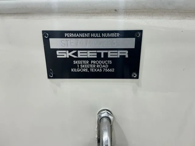 Slide: The Image of Skeeter SX230 2023 - 24