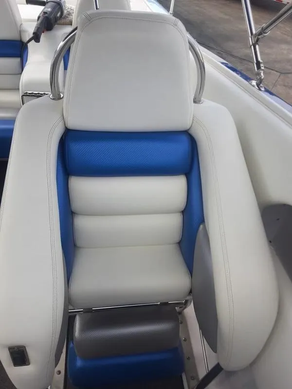 Slide: The Image of Captain's seat of a 2006 Donzi 43 ZR powerboat with white and blue upholstery. - 14