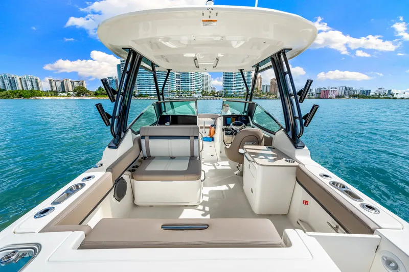 Slide: The Image of Boston Whaler 240 Vantage 2026 - 18