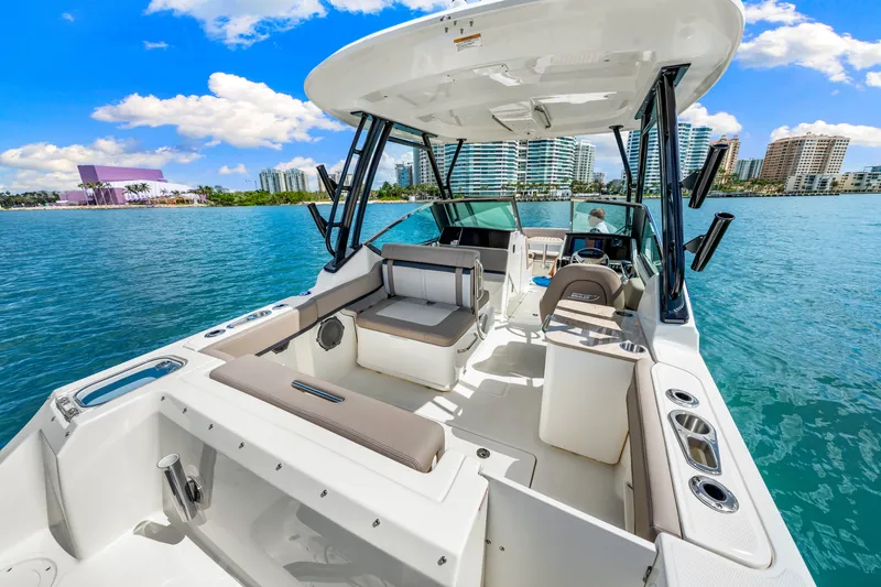 Slide: The Image of Boston Whaler 240 Vantage 2026 - 19