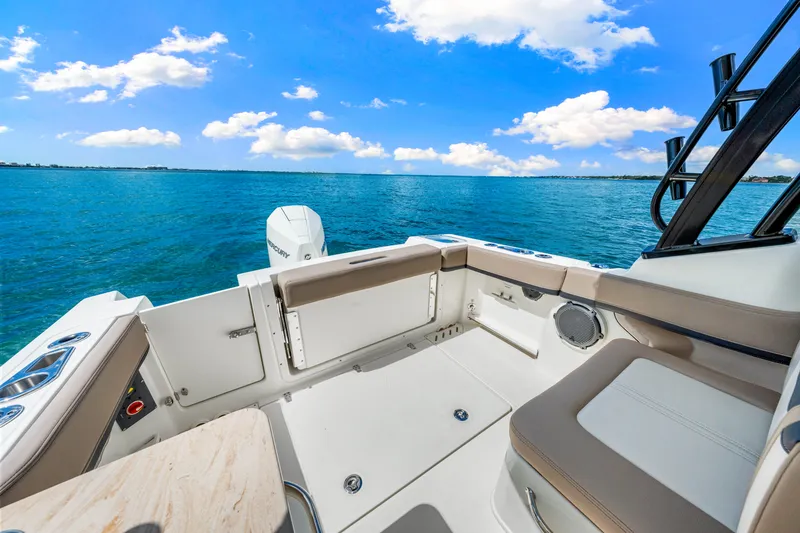 Slide: The Image of Boston Whaler 240 Vantage 2026 - 20