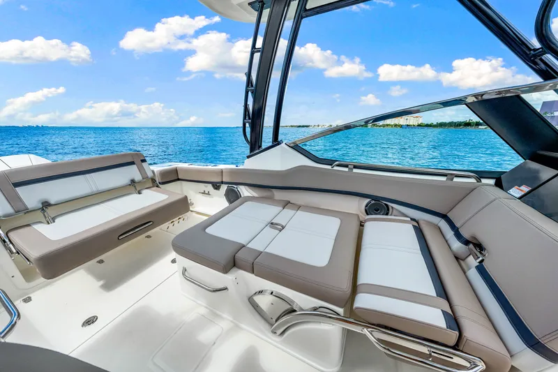 Slide: The Image of Boston Whaler 240 Vantage 2026 - 22