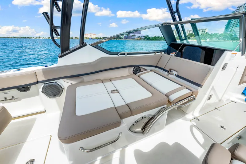 Slide: The Image of Boston Whaler 240 Vantage 2026 - 23