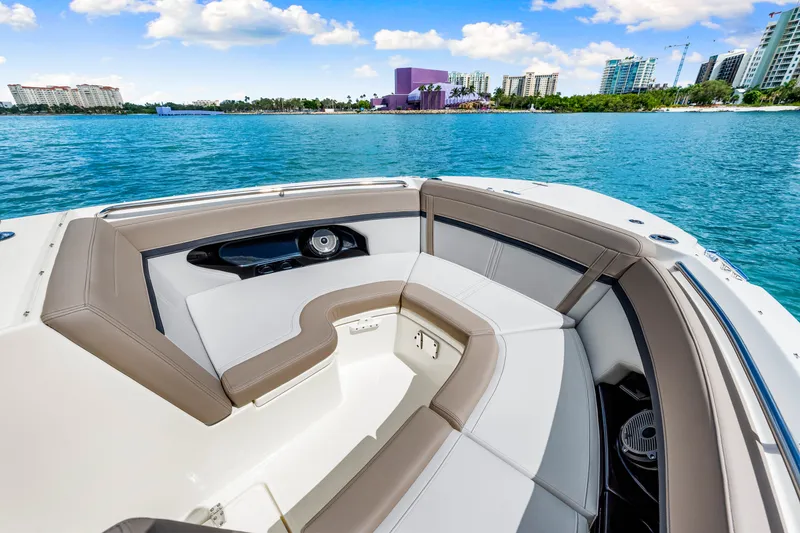 Slide: The Image of Boston Whaler 240 Vantage 2026 - 30