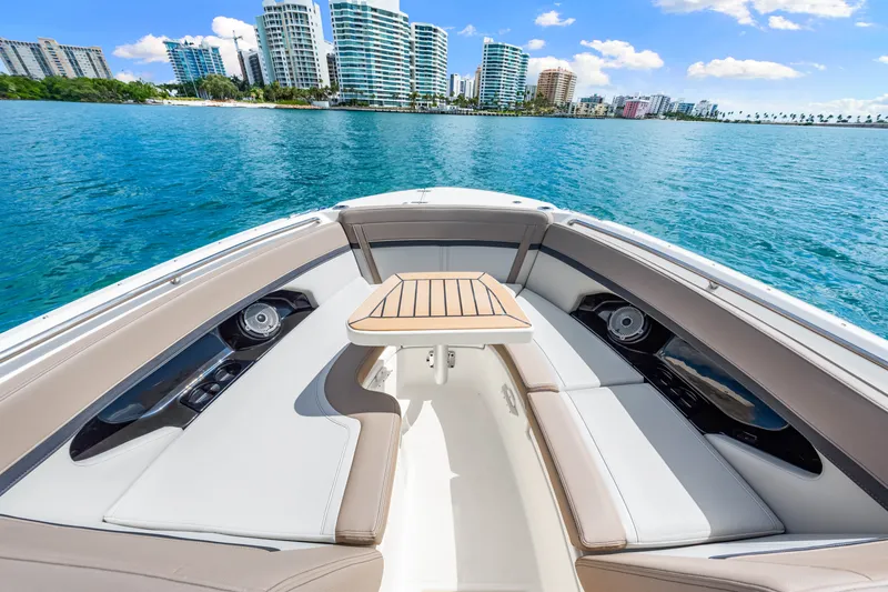 Slide: The Image of Boston Whaler 240 Vantage 2026 - 31