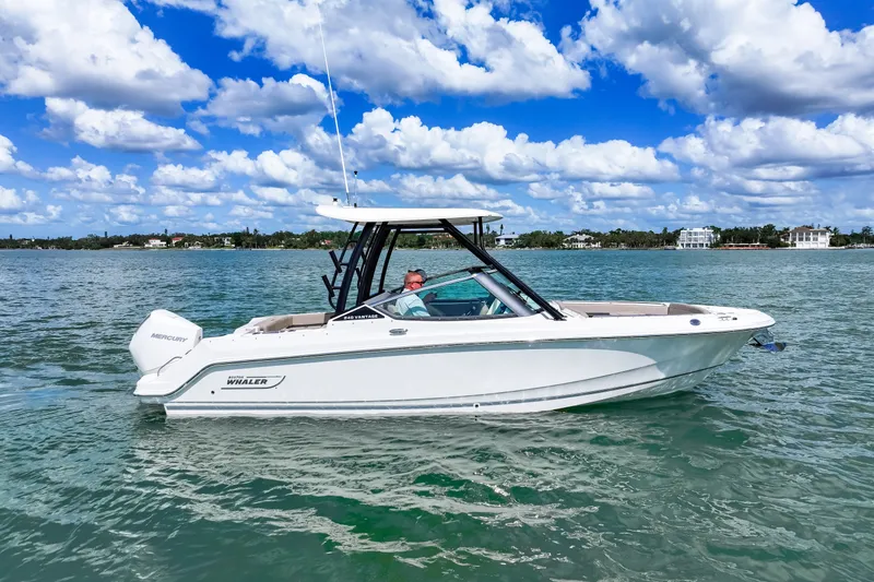 Slide: The Image of Boston Whaler 240 Vantage 2026 - 4