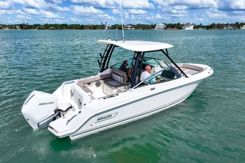 Slide: The Image of Boston Whaler 240 Vantage 2026 - 5