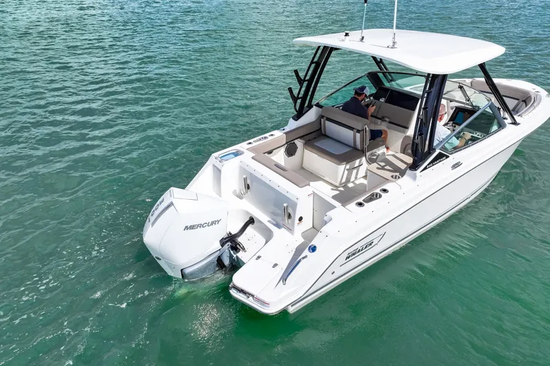Slide: The Image of Boston Whaler 240 Vantage 2026 - 6