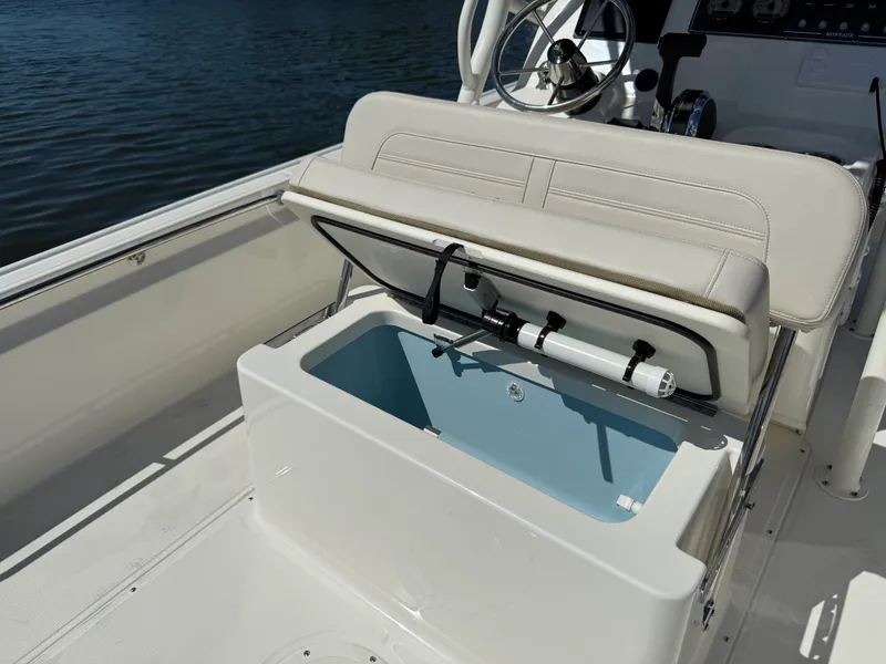 Slide: The Image of Boston Whaler 190 Montauk 2026 - 16
