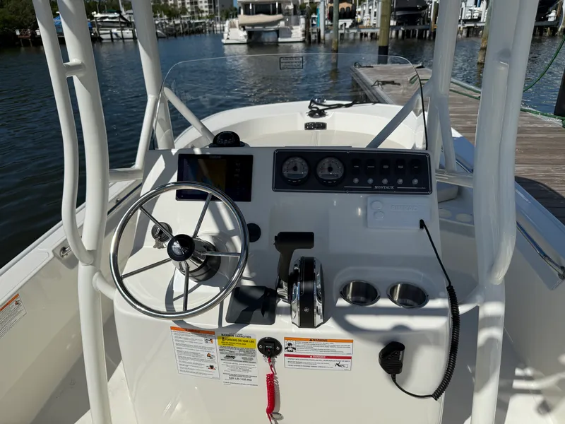 Slide: The Image of Boston Whaler 190 Montauk 2026 - 17