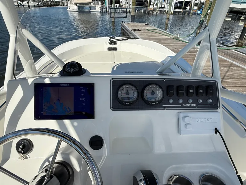 Slide: The Image of Boston Whaler 190 Montauk 2026 - 18