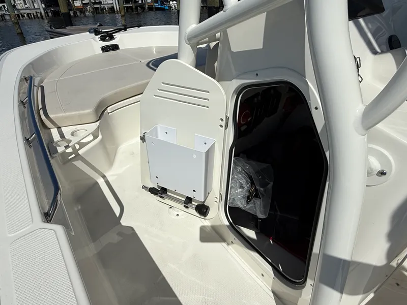 Slide: The Image of Boston Whaler 190 Montauk 2026 - 20