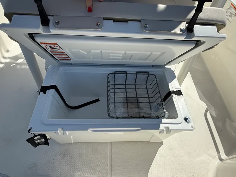 Slide: The Image of Boston Whaler 190 Montauk 2026 - 24