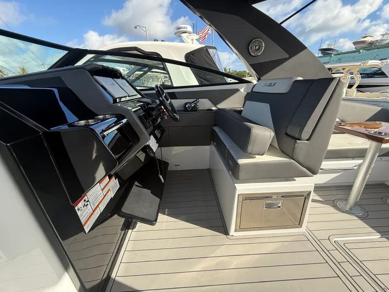 Slide: The Image of Cruisers 34 GLS Outboard 2022 - 27