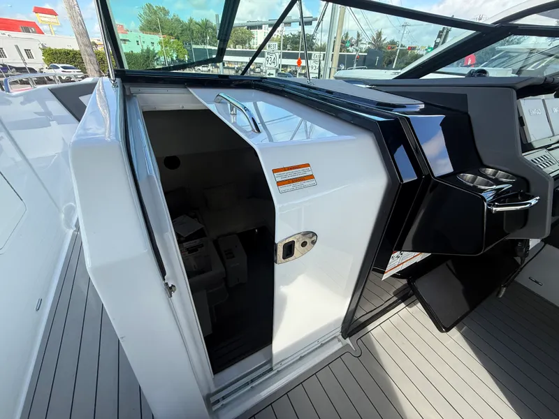 Slide: The Image of Cruisers 34 GLS Outboard 2022 - 28