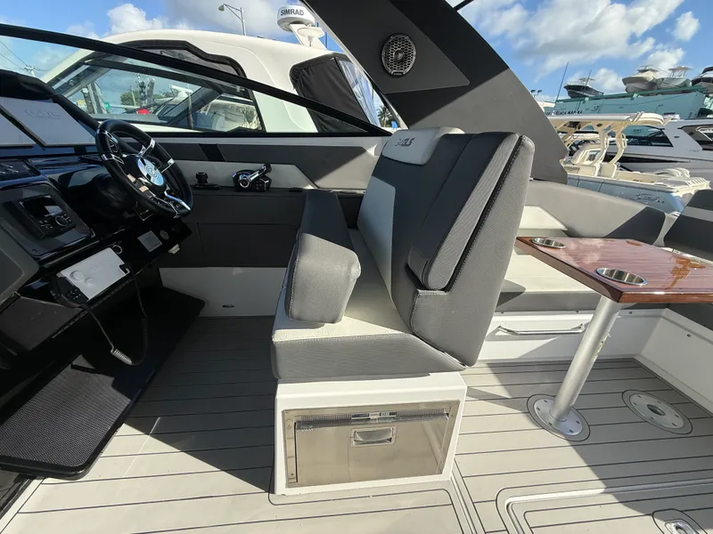 Slide: The Image of Cruisers 34 GLS Outboard 2022 - 29