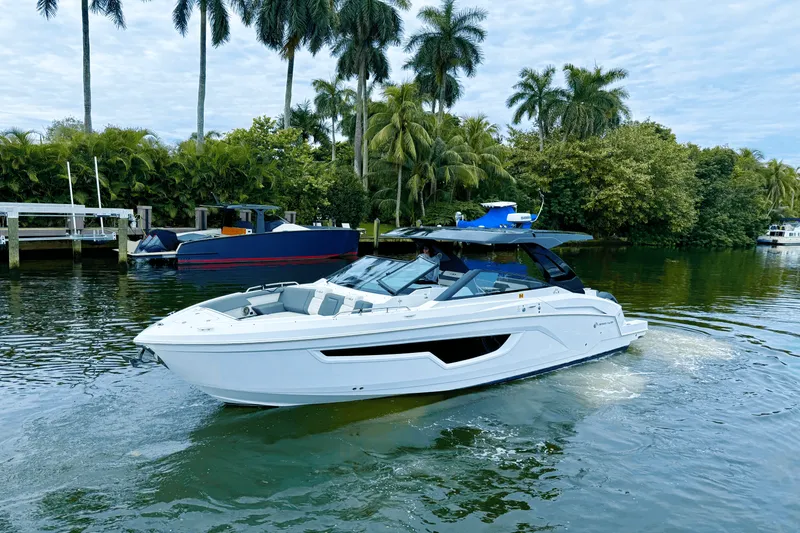 Slide: The Image of Cruisers 34 GLS Outboard 2022 - 3