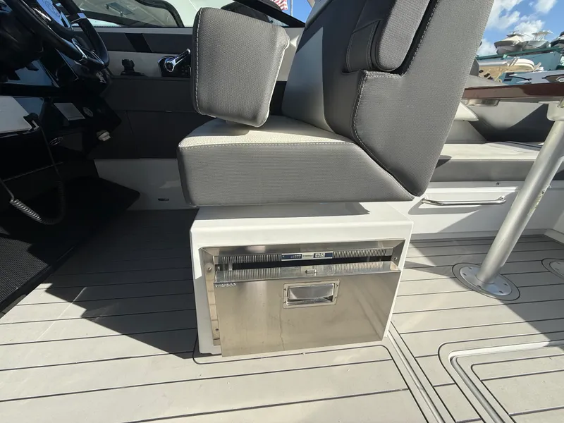 Slide: The Image of Cruisers 34 GLS Outboard 2022 - 30