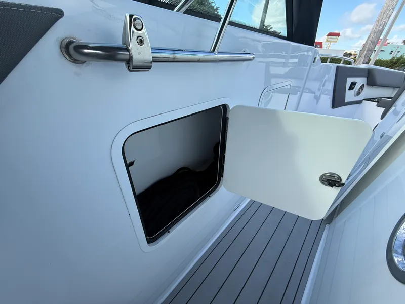 Slide: The Image of Cruisers 34 GLS Outboard 2022 - 35