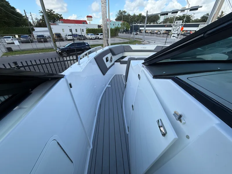 Slide: The Image of Cruisers 34 GLS Outboard 2022 - 36