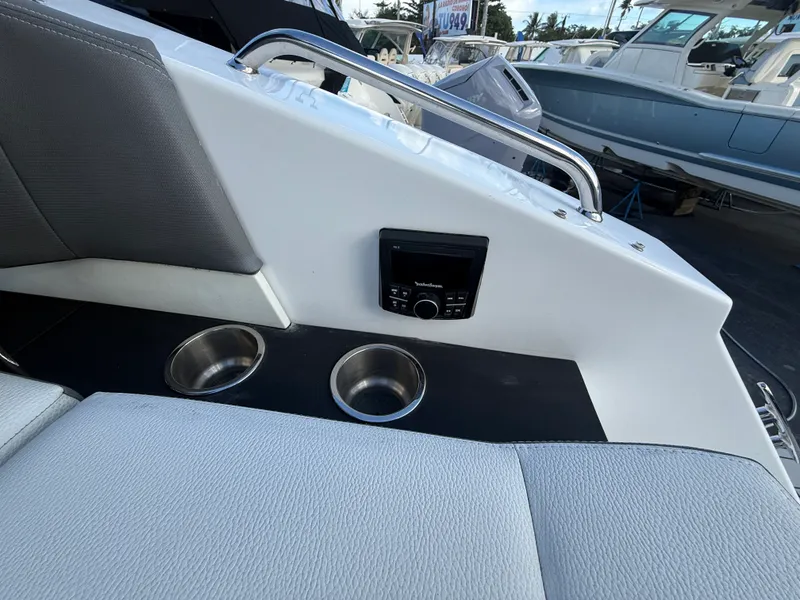 Slide: The Image of Cruisers 34 GLS Outboard 2022 - 38