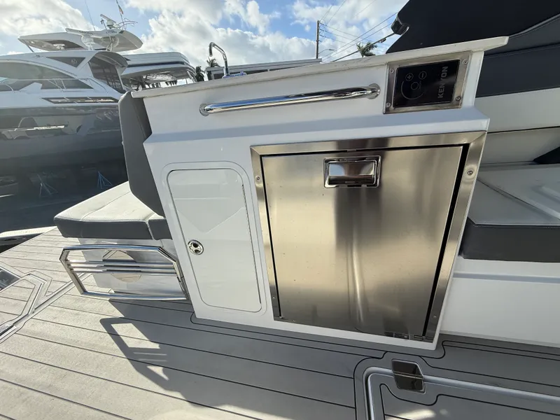 Slide: The Image of Cruisers 34 GLS Outboard 2022 - 4