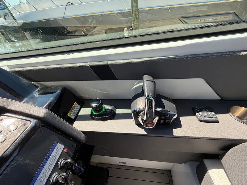Slide: The Image of Cruisers 34 GLS Outboard 2022 - 40