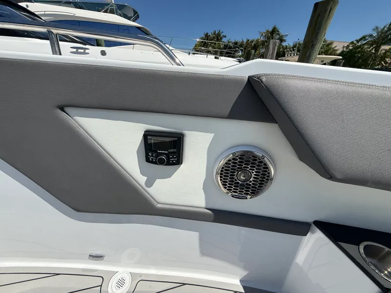 Slide: The Image of Cruisers 34 GLS Outboard 2022 - 42
