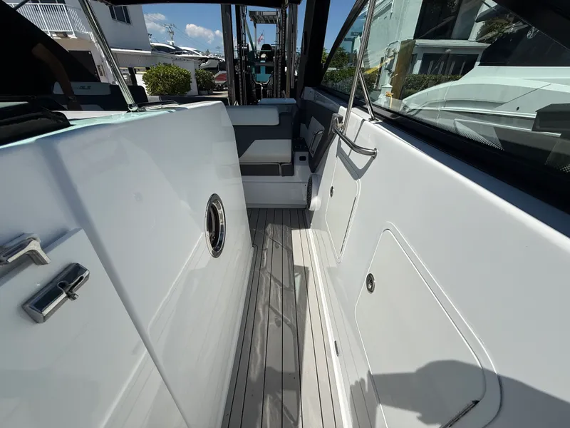 Slide: The Image of Cruisers 34 GLS Outboard 2022 - 44