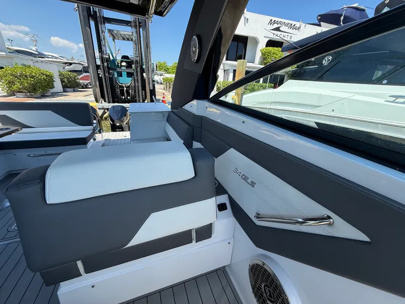 Slide: The Image of Cruisers 34 GLS Outboard 2022 - 45
