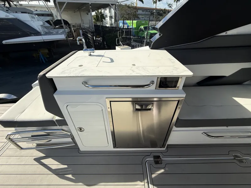 Slide: The Image of Cruisers 34 GLS Outboard 2022 - 7