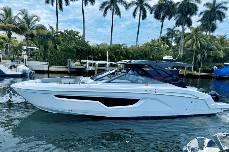The Image of Cruisers Yachts 34 GLS Outboard 2022 - 0