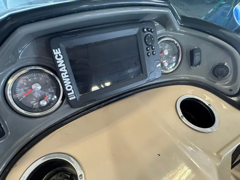 Slide: The Image of Dashboard of 2019 Sun Tracker SportFish 22 DLX with Lowrance fishfinder and gauges. - 11