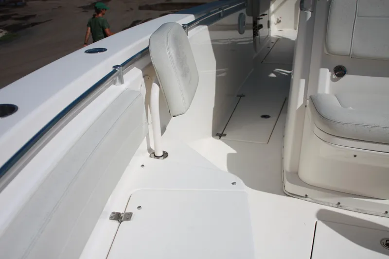 Slide: The Image of Das Bild zeigt das Deck eines Cobia 301 Center Console Bootes von 2018. - 29