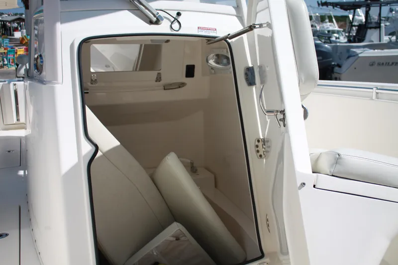 Slide: The Image of Innenraum der Cobia 301 Center Console von 2018 mit weißen Polstern und Stauraum. - 48