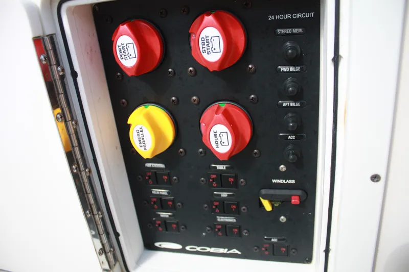 Slide: The Image of Schaltpanel einer Cobia 301 Center Console 2018 mit roten und gelben Schaltern. - 21