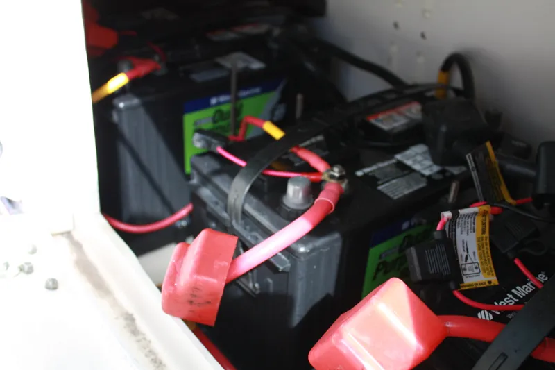 Slide: The Image of Batterien in einem Boot mit roten Kabeln und Abdeckungen, in einem Fach verstaut. - 22