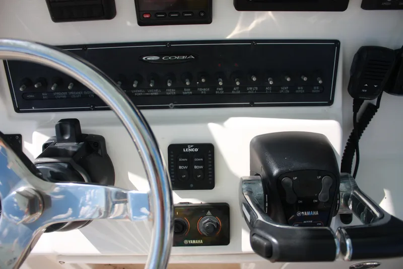 Slide: The Image of Nahaufnahme des Steuerstands eines Cobia 301 Center Console Bootes von 2018. - 11